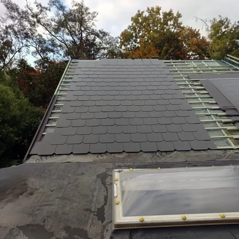 Toiture industrielle en tôle nervurée métallique avec cheminement central en béton