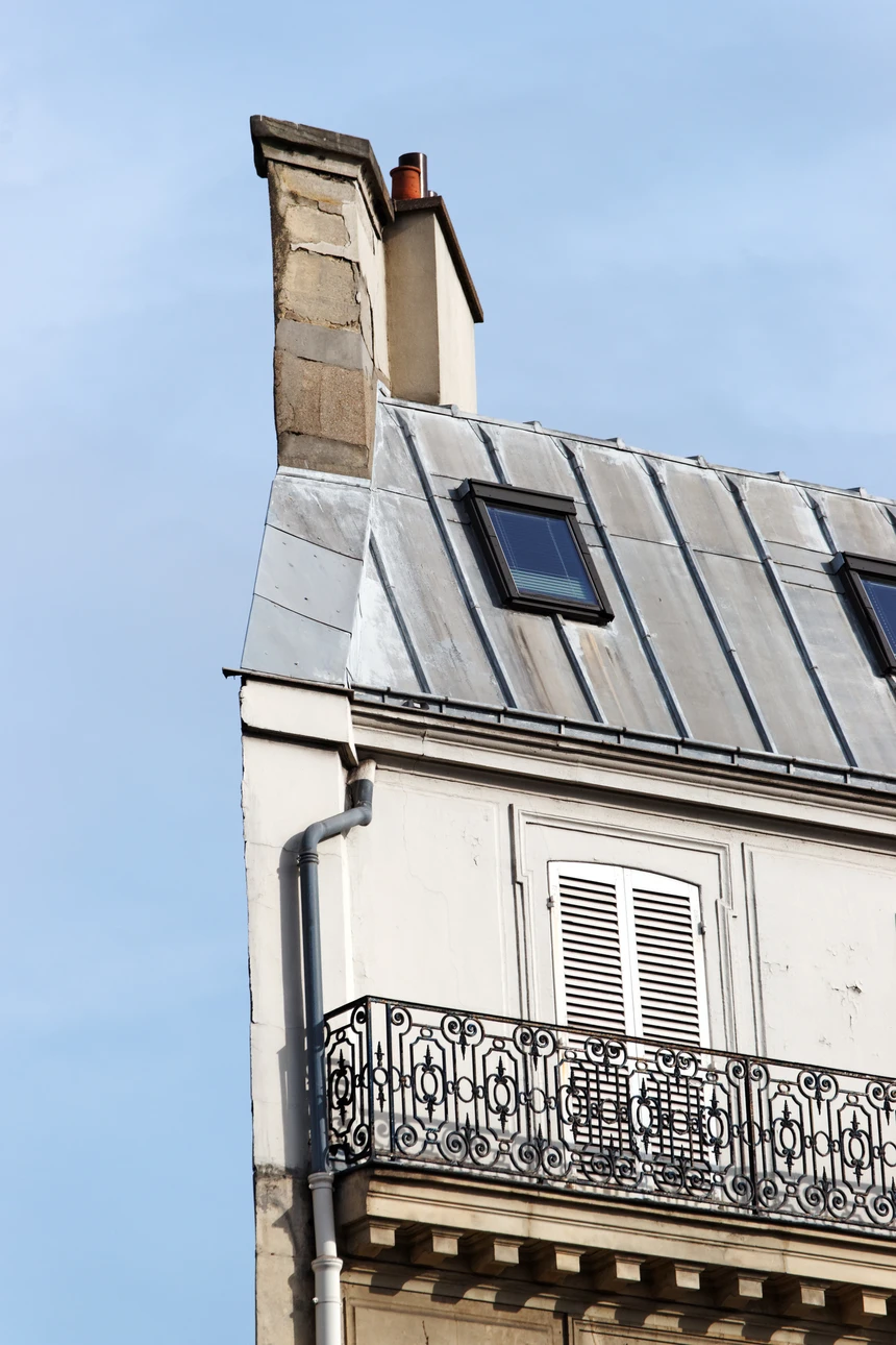 Sc&egrave;ne ext&eacute;rieure montrant la construction d'une toiture traditionnelle en cours