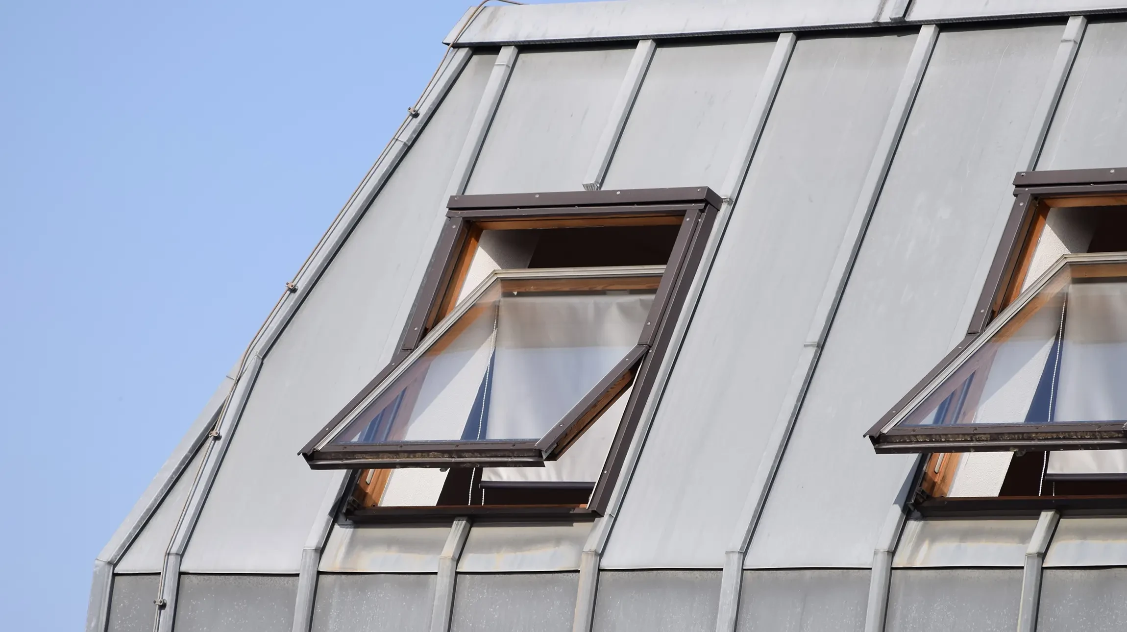 Nouvelles fen&ecirc;tres &agrave; toit ouvrant avec volets roulants sur un toit en tuiles rouges