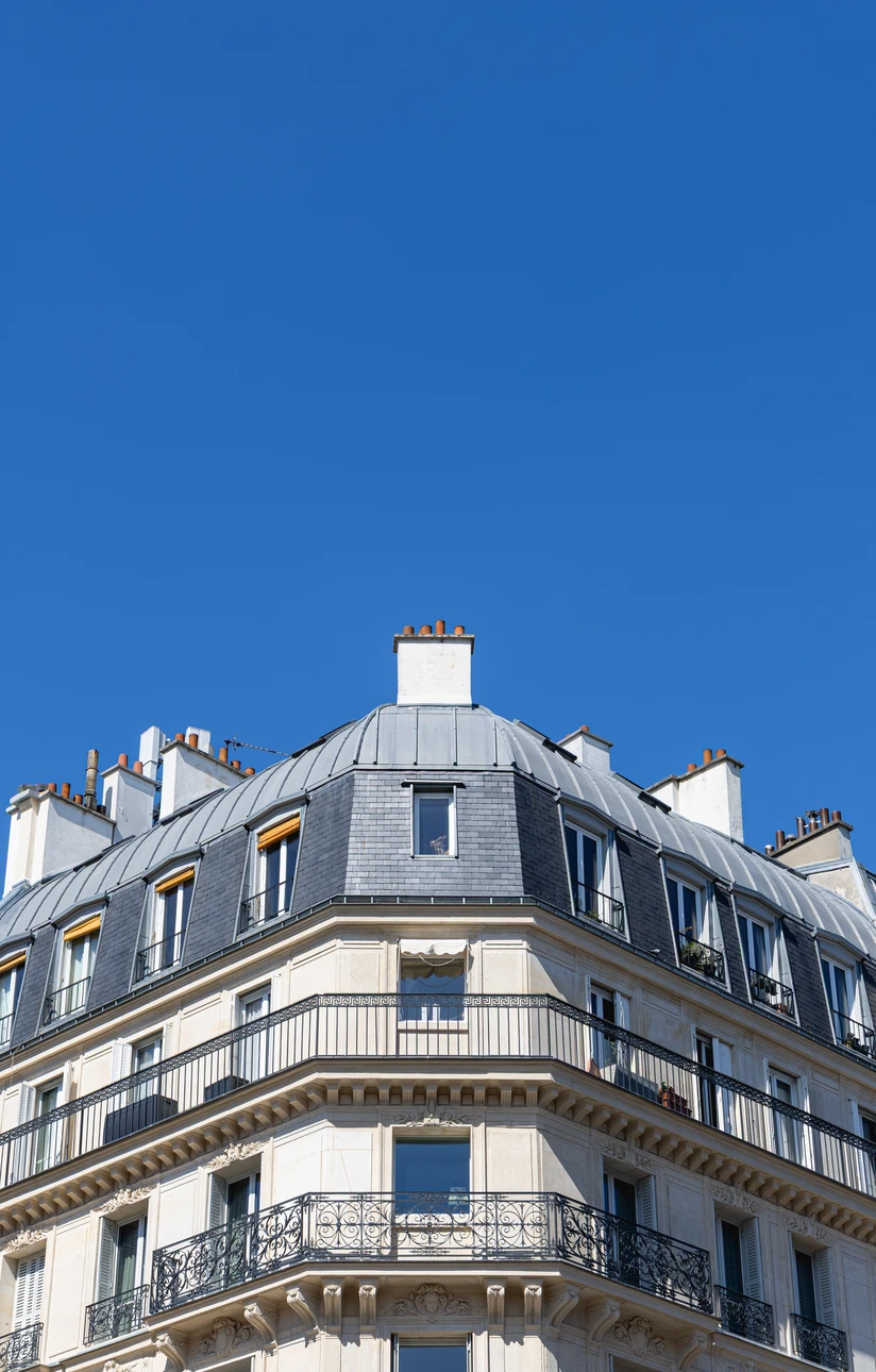 Couvreur travaillant sur toiture résidentielle par temps ensoleillé