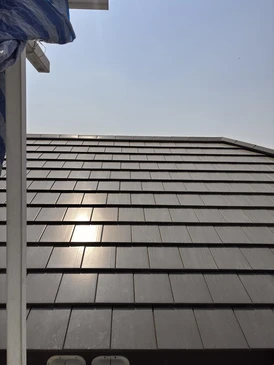 Maison individuelle contemporaine avec toiture en tuiles terre cuite, fa&ccedil;ade enduite beige et pergola blanche